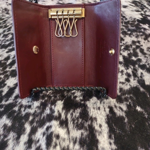Authentic Louis Vuitton Vernis Burgundy 4 key Holder 🔑 👌 ✨️ - Picture 2 of 7